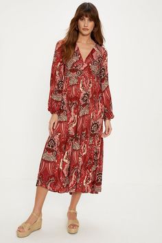 Boho-inspired paisley print maxi dress with a tiered skirt
Flattering V-neckline with long blouson sleeves
Lightweight and airy viscose fabric for warm weather
Relaxed, flowy silhouette with a bohemian flair
Intricate embellishments add a touch of glamour
This bohemian-inspired maxi dress exudes effortless elegance with its intricate paisley print and tiered skirt. The lightweight viscose fabric drapes beautifully, while the relaxed silhouette and blouson sleeves offer a comfortable and flattering fit. Pair it with strappy sandals and a floppy hat for a chic beachwear ensemble, or dress it up with wedges and statement jewellery for a summer soirée. Its versatility and bohemian charm make it a perfect choice for sunny getaways, garden parties, or any occasion where you want to radiate a f Boho Paisley, Oasis Dress, Occasion Dresses Wedding, Petite Coat, Oasis Fashion, Statement Jewellery, Tiered Maxi Dress, Draped Fabric, Fit N Flare Dress