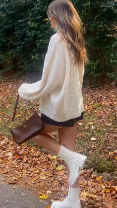 fall outfits ideas cute aesthetic Cream Boots Outfit, Cream Sweater Outfit, Platform Boots Outfit, White Platform Boots, White Boots Outfit, Chelsea Boots Outfit, Rush Outfits, Cream Boots, Winter Boots Outfits