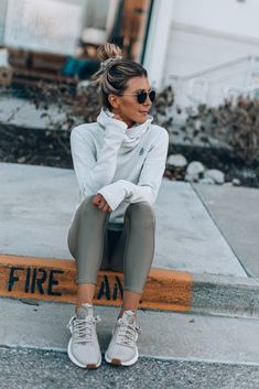 Gym Clothes Inspiration, Athletic Pants Work Outfit, Gym Wear Outfits, How To Style Gym Clothes, Active Ware Outfits, Women's Athleisure Outfits, Chic Sportswear Outfit, Athletic Cute Outfits Summer, Cute Workout Clothes For Women