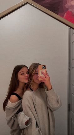 Mirror Photo With Friends, 2 Bestie Girl, Selfies With Bestie, Sister Pictures Aesthetic, 2 Bff Pictures, Mirror Pics With Friends, Two Girls Best Friends, Best Friend Pictures Photo Shoots, Poses For Besties