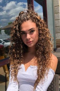 These black curly hairstyles are perfect for natural, long, short, and medium length hair. #naturalhairstyle#blackhairstyles#blackcurlyhairstyles#curlyhairstyle#protectivecurlyhairstyles#hairstyleforcurly#Beauty#HairCare#Hair#CurlyHair Curly Afro Wig, Blond Ombre, Cute Curly Hairstyles, Black Curly Hair, Foto Tips, Haircuts For Long Hair, Long Curly Hair, Stylish Hair, 여자 패션