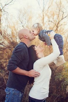 ShaiLynn Photography: Families and Children Vom Avea Un Copil, 6 Month Baby Picture Ideas, Baby Family Pictures, Cute Family Photos, Family Photos With Baby, Family Photoshoot Poses, Family Portrait Poses, Family Picture Poses, Photography Poses Family