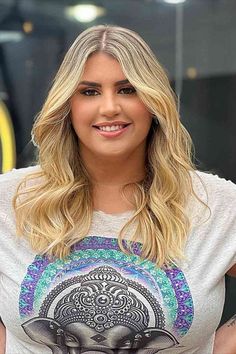 Middle Parted and Chest-Length Blonde Hair for Fat Faces Hottest Haircuts, Haircuts To Try, Inspiring Hairstyles, Flattering Hairstyles, Enhance Your Beauty, Round Faces