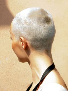 platinum buzz cut Hair For Beginners, Buzz Cut Women, Shaving Cut, Shaved Heads, Super Short Haircuts, Buzz Cut Hairstyles, Buzz Cuts, Going Bald, Bald Girl