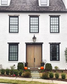 White European style home with black steel window frames Trendy House Exterior, Front Porches Ideas, Charleston Downtown, Porches Ideas, Fall Landscaping, Colonial House Exteriors, Classic Holiday Decor, Most Beautiful Homes, Trendy House