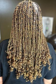 25 Medium Knotless Braids Hairstyles: Stunning Looks for Every Occasion | Lookosm Knotless Senegalese Twist, Knotless Twists, Medium Knotless Braids Hairstyles, Medium Knotless Braids, Knotless Braids Hairstyles, Medium Knotless, Braid Inspiration, Quick Weave Hairstyles, Senegalese Twist