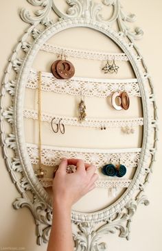 Lace jewelry hanger girly jewelry earrings necklace mirror diy crafts Jewelry Storage Diy, Interior Boho, Hiasan Bilik Tidur, Shabby Chic Jewelry, Shabby Chic Diy, Cool Ideas, Diy Vintage, Chic Jewelry