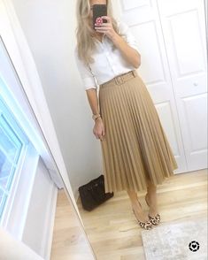 Pleated Skirt Outfit Summer, Fall Work Outfits For Women, Pleated Midi Skirt Outfit, Pleated Skirt Outfits, Tan Midi Skirt, Fall Work Outfits, Tan Outfit, Midi Skirt White