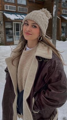 Winter Hats For Brunettes, Cute Hats Winter, Binnie Hat Outfits, Winter Hats Outfit, Beige Beanie Outfit, Brown Beanie Outfit, Winter Hat Aesthetic, Wool Hat Outfit, Aviator Jacket Outfit