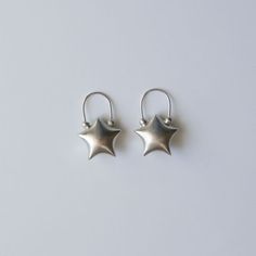 Everyday Star Shaped Pierced Earrings, Modern Star Charm Jewelry As A Gift, Modern Jewelry With Star Charm For Gifts, Modern Jewelry With Star Charm As Gift, Modern Star Charm Jewelry Gift, Sterling Silver Star-shaped Single Earring, Silver Star-shaped Sterling Silver Hoop Earrings, Minimalist Star-shaped Jewelry With Ear Wire, Minimalist Star-shaped Ear Wire Jewelry