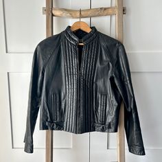 WOMENS MOTORCYCLE Jacket . Vintage 80s Crop LEATHER Jacket . Short Quilted Jacket Crop Leather Jacket, Womens Motorcycle, 80s Shorts, Motorcycle Jacket Women, Cafe Racer Jacket, Boho Trends, Racer Jacket, Cropped Leather Jacket, Boho Chic Outfits