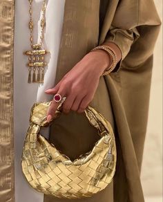 Gold Bag Outfit, Bottega Bag, Gold Purse, Oufits Casual, Gold Girl, Gold Aesthetic, Gold Bag