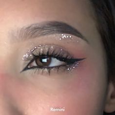 Makeup Inspo Birthday, Y2k Glitter Makeup, Glitter Liner Eye Makeup, Euphoria Makeup Looks, Eye Makeup Glitter, Sparkle Makeup, 20 Makeup