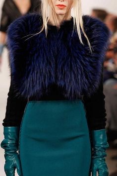 Red And Teal Outfit, Teal Outfit Ideas, Jewel Tone Outfits, Teal Clothes, Jewel Tones Fashion, Winter Typ, Runway Outfits, Paris Mode, Moda Chic