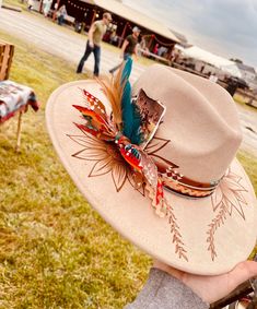 Western Flat Brim Hat, Custom Brim Hats, Custom Handmade Hats For Outdoors, Handmade Southwestern Hat For Kentucky Derby, Felt Hat Designs, Custom Hat Bands, Burnt Hat Design, Custom Hat Ideas, Hat Decorating Ideas