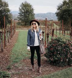 Spring Country Outfits, Vineyard Photoshoot, Cali Outfits, Wine Country Outfit, Trail Outfits, Vineyard Outfit