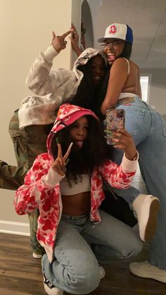 People Posing, Foto Best Friend, Best Friend Outfits, Best Friend Photos, Cute Friend Pictures, Cute Friend Photos, Foto Poses, Friend Poses, Friend Outfits