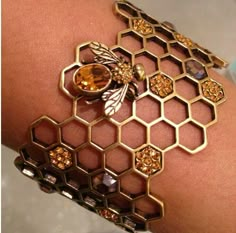 bracelet abeille, rayons de miel, métal, insecte.  Alexander McQueen Bee Themed Jewelry, Honey Comb Jewellery, Insect Inspired Jewellery, Bee Themed Clothes, Honeycomb Outfit, Bee Themed Outfit, Alexander Mcqueen Jewelry, Bee Clothes, Honeycomb Bracelet