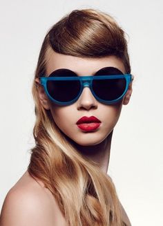 Eyewear Inspiration, Ray Ban Sunglasses Sale, Blue Sunglasses, Girls With Glasses, Stylish Sunglasses, Oval Sunglasses, Red Lipstick