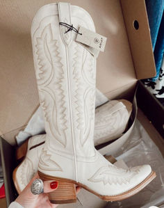 Ariat Pearl Boots, Blingy Cowgirl Boots, White Jeans Country Outfit, Country Western Wedding Boots, Weatern Wedding Boots, Ariat Wedding Boots, Jean Shorts With White Cowboy Boots, Womens Weatern Boots, Pointed Cowgirl Boots