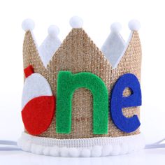 a crown made out of felt with the word e on it's front and side