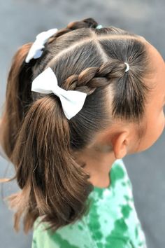 Back-to-school hairstyles often embrace both practicality and style, making them perfect for busy mornings. Classic options include sleek ponytails, which keep hair tidy and manageable, and braided styles like French or fishtail braids that add a touch of elegance while staying put throughout the day. For a more relaxed look, beachy waves or a half-up, half-down style can provide a casual, yet polished appearance. Toddler Headband Hairstyles, Easy Toddler Hairstyles, Picture Day Hair, Cute Toddler Hairstyles, Girl Hairdos, Girly Hairstyles, Easy Little Girl Hairstyles, Girl Hair Dos, Lil Girl Hairstyles