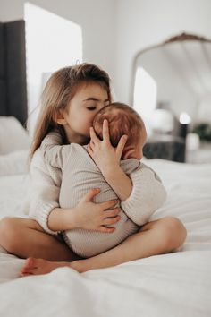 Vom Avea Un Copil, Newborn Family Pictures, Foto Newborn, Sibling Photography, Sibling Photos, Newborn Baby Photoshoot, Newborn Baby Photos, Foto Baby