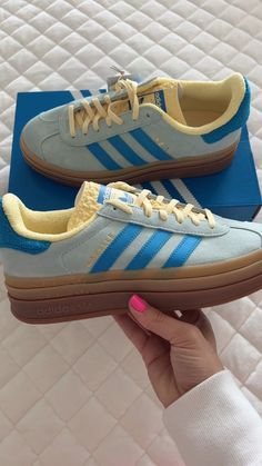 Adidas Samba Gazelle, Cute Shoe Ideas, Gazzels Shoes, Gazzele Adidas, Gazelle Adidas Shoes, Outfits With Adidas Gazelle Bold, Platform Adidas Gazelle, Shoes With Outfits, Gazelles Adidas