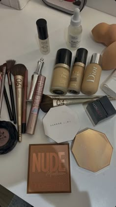 Makeup Packaging Aesthetic, Skincare Girl, Evening Eye Makeup, Gold Makeup Looks, Expensive Makeup, Makeup Bag Essentials, Eye Makeup Pictures, Fancy Makeup