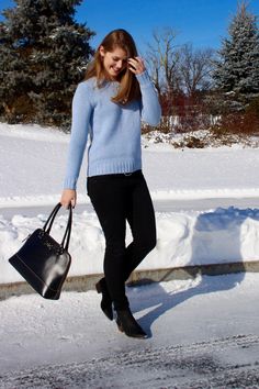 Pale Blue Sweater Outfit, Light Blue And Black Outfit, Cropped Pullover Outfits, Blue Sweater Outfit Winter, Light Blue Top Outfit, Sweater Azul, Looks Paris