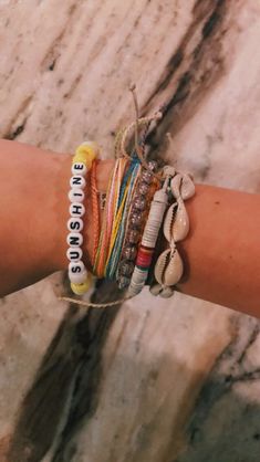 Summer Bracelet Stack Ideas, Bracelet Combo Ideas, Obx Bracelets, Bracelet Combos, Trendy Jewelry Ideas, Vsco Bracelets, Beachy Bracelets, Vsco Summer, Surf Jewelry