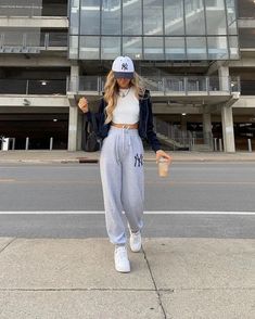 30 Best Comfy Long Flight Airport Outfits to Copy for Your Next Trip 29 Collage Outfits Casual, Collage Outfit Ideas, Outfit Ideas Lazy, Stylish Airport Outfits, Lazy Outfit Ideas, Outfits For Long Flights, Outfit Ideas Oversized, Outfit Ideas Drawing, Comfy Airport Outfit