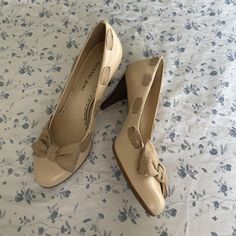 Tan heels with burlap bow details 

- size 7 1/2 
- scuff of left shoe but other than that in perfect condition 
- heel length: 3"

No paypal❗️

#muimui #depop #brandymelville #y2k #nyc Anne Klein Nine West Muimui Shoes, Burlap Bow, Burlap Bows, Tan Heels, Anne Klein, Nine West, Women's Pumps, Burlap, Size 7