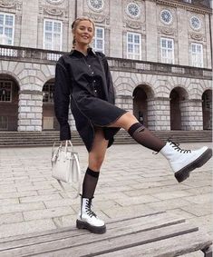 30 Timeless Outfit Ideas With White Combat Boots In 2022 - Hood MWR White Dr Martens Outfit Winter, White Combat Boots Outfit Winter, Dr Martens Outfit Winter, Combat Boots Outfit Winter, Docs Outfit, White Docs, Outfits Alt