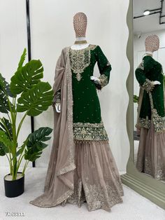 Pakistani Sharara Suit, Suit Sharara, Pakistani Sharara, Lace Suit, Side Work, Saree Bollywood, Pearl Work, Sharara Suits, Inner Work