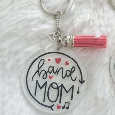 a keychain with the words,'i love you mom'written on it