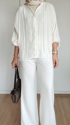 White Wide Leg Pants Outfit Hijab, All White Hijab Outfit, All White Outfit Hijab, Hijab Fashion Work, White Hijab Outfit Casual, Clean Hijab Outfit, White Outfits Hijab, Hijabi Capsule Wardrobe, White Blouse Outfit Hijab