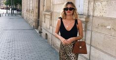 Dressing for a first date can be one of the most daunting tasks. Even when faced with a closet bursting at the seams. Leopard Print Midi Skirt, Insta Account, 1. Mai, Club Outfits For Women, Bar Outfit, Vegas Outfit, All Black Looks, Mens Style Guide