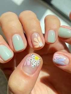 Cute Simple Nail Art For Short Nails, Simple Gelish Design, White And Floral Nails, Adorable Nail Designs, Simple Nail Art For Short Nails, Nail Art Ideas For Short Nails, Short Nail Designs Japanese, Ideas Para Uñas Cortas, Pretty Short Nails Simple