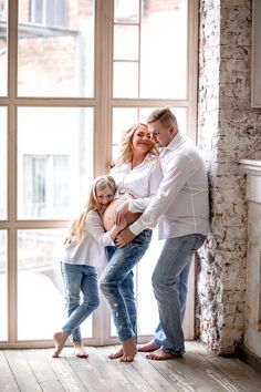 Family Pregnancy Photoshoot, Indoor Maternity Photos, Maternity Shoot Outfit, Maternity Photography Family, Outdoor Maternity Photos, Maternity Photography Poses Couple, Maternity Photography Outdoors