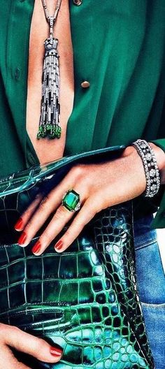 Mode Shoes, Glam Lifestyle, Fashion Queen, Traditional Bride, Stunning Engagement Ring, Color Fashion, Green Aesthetic, Emerald Ring