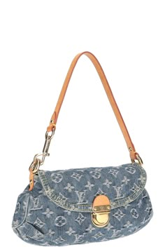 We Love: Die kleinen Shoulder Baguette Bags sind gerade beliebter denn je - in Kombination mit dem LV Monogram Denim ist diese 2006er Louis ein absolutes It-Piece für jede Fashionista. About: Beginn der Erfolgsserie von LV und Marc Jacobs war die Zusammenarbeit mit Steven Sprouse sowie 2003 eine weitere Monogram-Kooperation mit dem japanischen Künstler Takashi Murakami. Zum ersten Mal in der Geschichte wurde das Monogram der Marke überarbeitet und gleich zu einer Sensation der Popkultur. 2004 und 2005 fügte er zu dem Print neben den Kirschblüten auch Kirschen hinzu sowie Teile aus Denim. Schnell wurden die neuen, jungen Taschen-Designs zum Must-have von Teens und Mittzwanzigern. Selbst Designer oder Kollektionen später - wie zb. LV x Supreme oder Virgil Abloh - bedienten sich immer wieder Denim Designer Bag, Lv Denim Bag, Denim Louis Vuitton Bag, Vintage Lv Bag, Luxury Designer Bags, Baguette Bags, Louis Vuitton Mini, Louis Vuitton Dress, Denim Bags