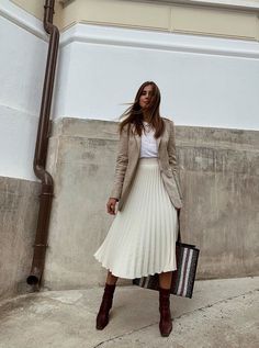 Pleated Skirt Outfit, White Pleated Skirt, Beige Outfit, Looks Chic, Mode Inspo, Autumn Outfit, Fall Fashion Outfits, Mode Inspiration, Winter Fashion Outfits