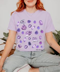 Amethyst Shirt Gem and Mineral Shirt Crystal Shirt February Birth Month Gift, Geology Shirt Royalcore Old Money Granola Girl NatureCore Tee A unique amethyst graphic printed on the popular Comfort Colors® Tshirt.  Great for any gemstone lover or February birthday gift.  Comfort Colors® is a trademark owned by Gildan Activewear SRL. * Q U I C K * F A C T S * ✺ 100% ring-spun cotton ✺ Garment dyed,  Soft Washed ✺ Medium fabric (6.1 oz/yd² (206.8 g/m ✺ Relaxed fit- Size Up for oversized look ✺ Inside out and wash and dry normally (on cool for best results). Do not iron decoration. ✺ printed using DTG Direct to Garment printing.  ✺ Colors may vary due to computer monitors and printing inks. ✺ While we offer several shirt colors some may have a better contrast with the design. Keep that in mind Crystal Shirt, Geology Shirt, February Birthday Gifts, Comfort Colors Tshirt, February Birthday, Iron Decoration, Month Gifts, Granola Girl, Gems And Minerals