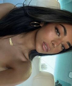 Clean Prom Makeup, First Date Outfit Summer, Facial Harmony, Gold Jewellery Necklace, Bombshell Makeup, Sunkissed Makeup, Senior Picture Makeup, Makeup Bridesmaid, Tanned Makeup