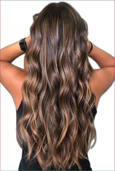 Découvrez plus d'idées de balayage en touchant l'épingle 👆🤩 Brown With Caramel Balayage, Brown Bayalage Hair, Naturally Lighten Hair, Bold Balayage, Lighten Hair Naturally, Hair Lightening, Lighten Hair, Summer Hair Color Ideas