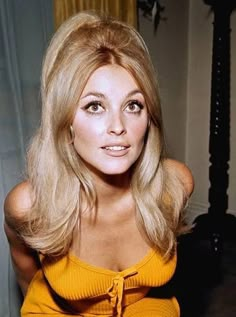 70s Hair And Makeup, Disco Hair, Gogo Girl, 60s Hair, Lady Gaga Pictures, 70s Hair, Definition Of Love, Slim Aarons, Sharon Tate