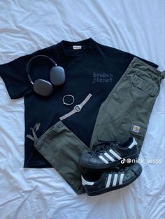 Silver Cargos Outfit, Outfit Inspo Men Streetwear, Outfit Layout Ideas, Soft Masc Outfits, Street Style Outfits Men, Mens Casual Dress Outfits, Street Fashion Men Streetwear, Guys Clothing Styles, Outfit Grid