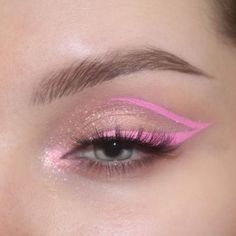 Eyeliner gráfico en color rosa con glitter Indie Makeup, Colorful Eye Makeup, Creative Eye Makeup, Eye Makeup Art, No Eyeliner Makeup