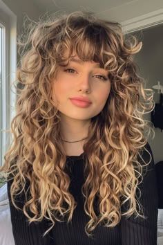 Blonde Hair Latina, Latina Blonde Hair, Honey Blonde Hair On Latinas, Latina Blonde Hair Olive Skin, Olive Skin Blonde Hair, Brown Skin Blonde Hair, Hairstyle Highlights, Long Layered Curly Hair, Brown Hair With Blonde